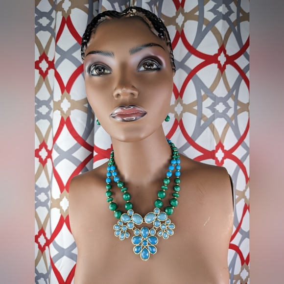 unbranded Jewelry - BEAUTIFUL NECKLACE AND EARRINGS SET.